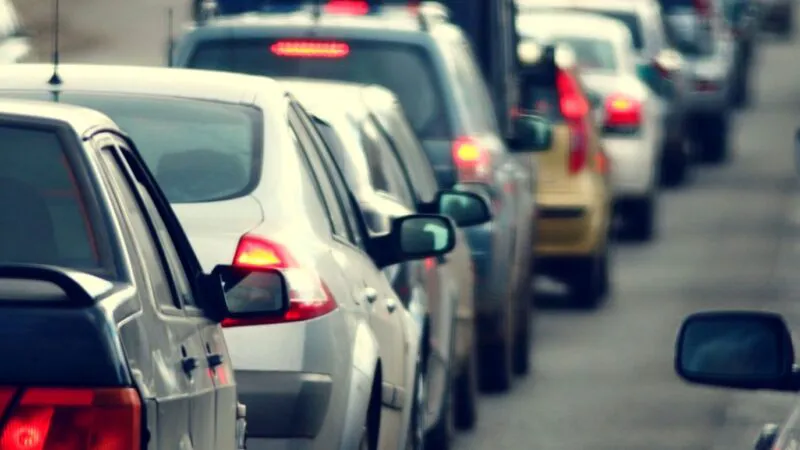 Palmă grea pentru românii cu mașini. Se scumpesc din nou polițele RCA