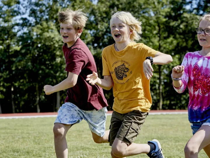 Secretul danezilor care le dezvoltă empatia copiilor: școala îi obligă să facă asta!