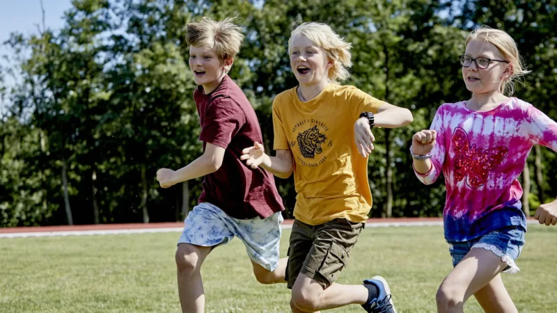 Secretul danezilor care le dezvoltă empatia copiilor: școala îi obligă să facă asta!