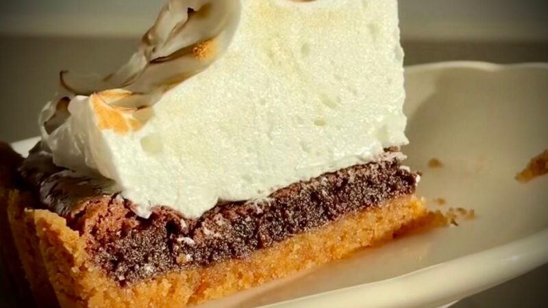 Rețeta pentru Tarta cercetașilor, un deliciu cu ciocolată și bezea