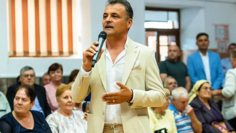 Primarul pozat cu mâinile în chiloții secretarei, băgat în anchetă. Poliția a deschis dosar penal