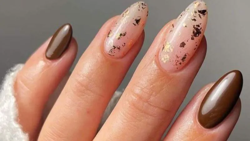 Manichiura de toamnă 2025: texturi cromate și modele minimaliste. Culoarea vedetă a sezonului