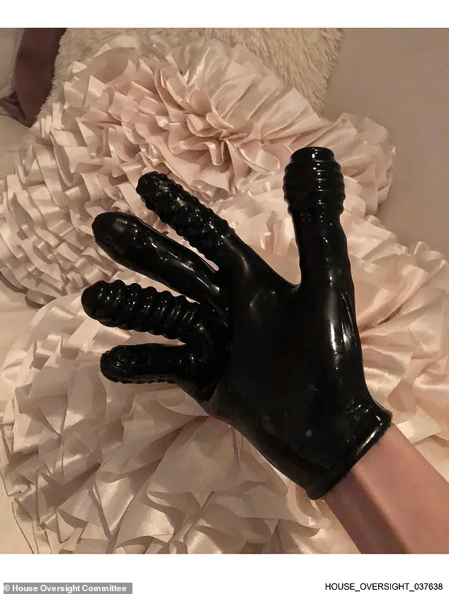 Imagini cu Trump, Epstein și bizarele prezervative cu chipul președintelui ies la lumină! Scandalul zguduie America
