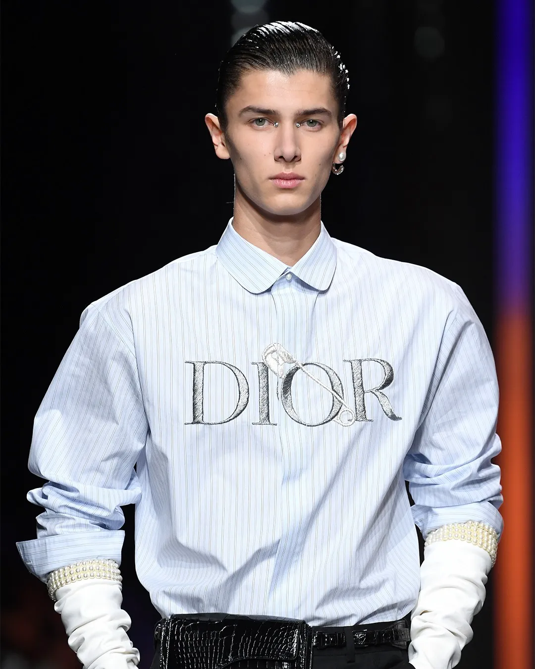 Prințul decăzut din drepturi de către regină și-a găsit de muncă. Se folosește de diploma obținută 