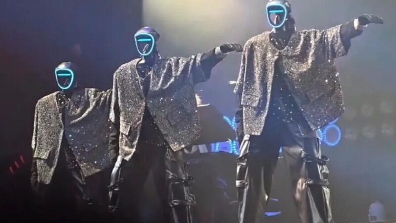 Moment viral. Un cântăreț și-a înlocuit dansatorii cu roboți. Reacția lui Elon Musk
