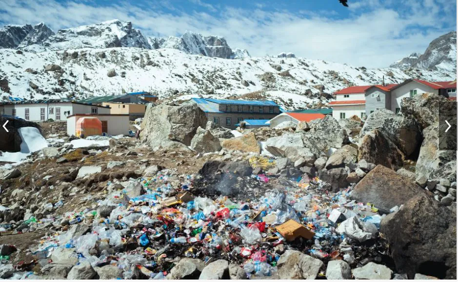 Everest, groapa de gunoi a planetei: muntele zeilor, îngropat sub zeci de tone de deșeuri