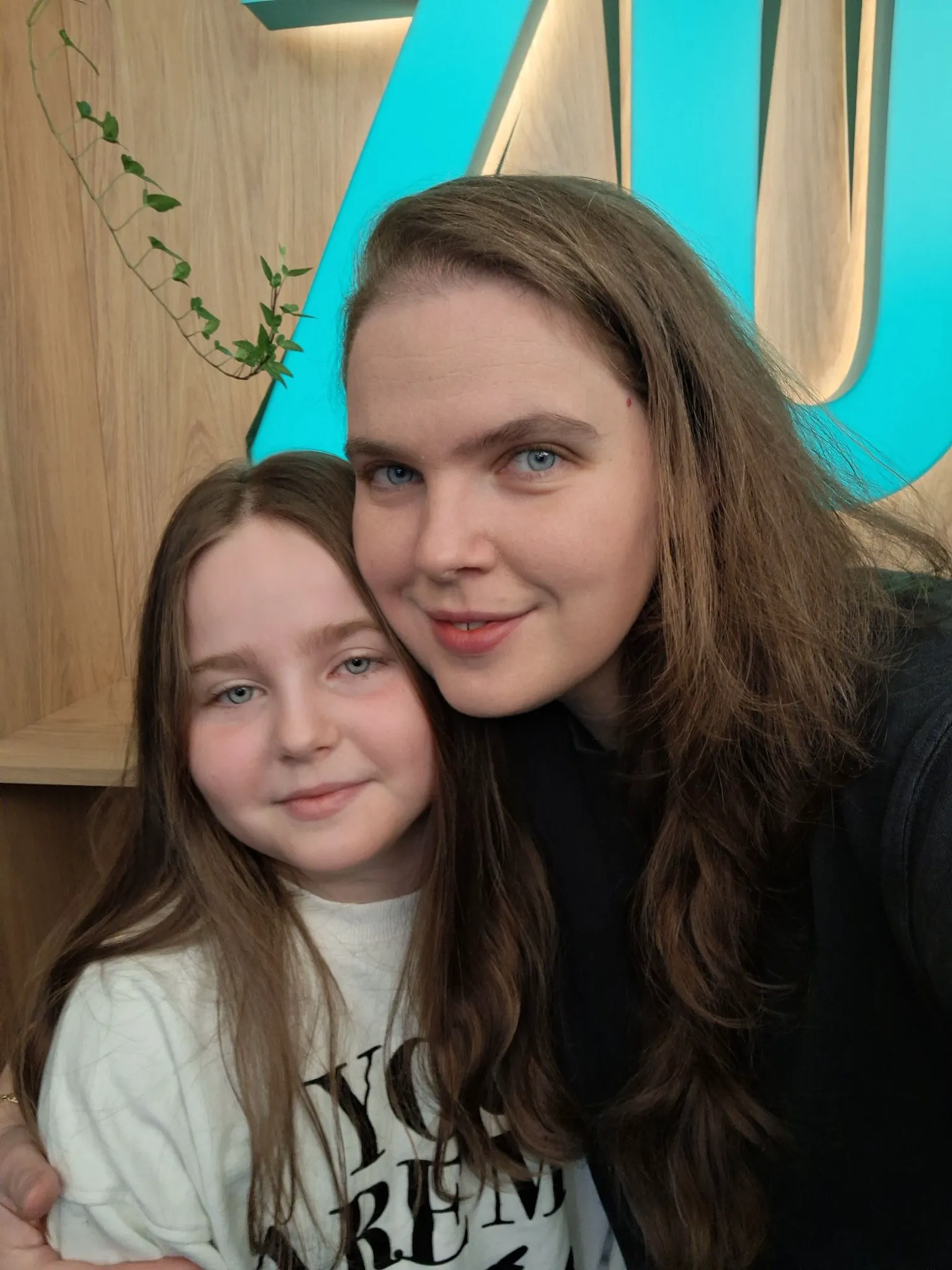 Nepoata lui Adrian Păunescu duce „flacăra” mai departe, la 9 ani. Nu l-a cunoscut niciodată, dar coincidențele sunt fantastice