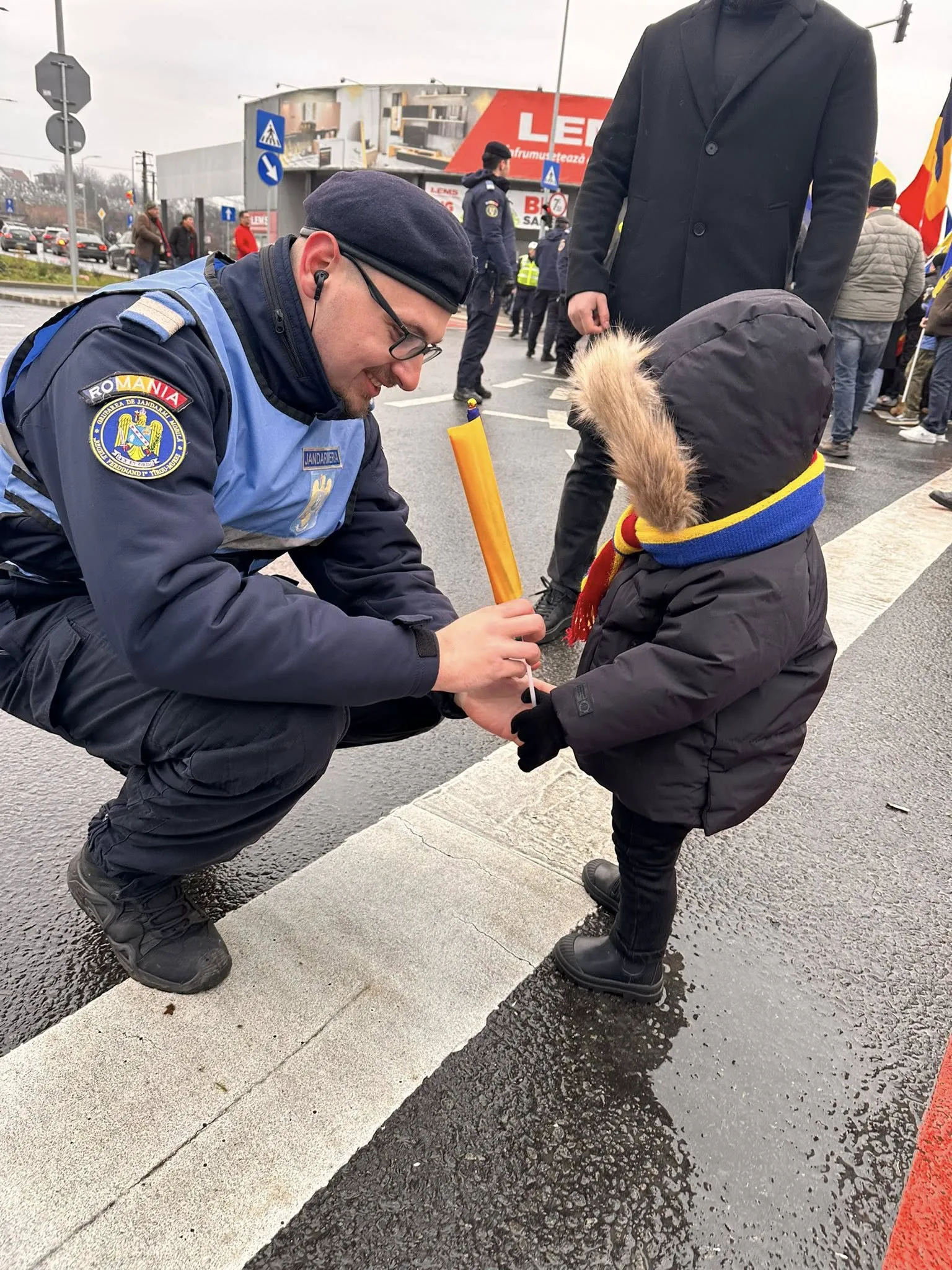 George Simion, la manifestație cu Ilinca și fiul lor. Micuțul de aproape 2 ani a făcut senzație la Alba Iulia