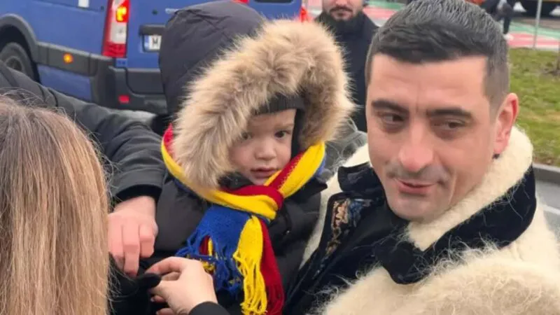George Simion, la manifestație cu Ilinca și fiul lor. Micuțul de aproape 2 ani a făcut senzație la Alba Iulia