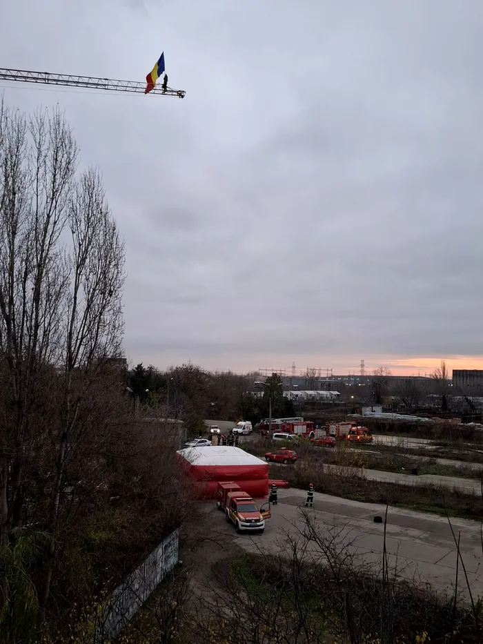 Stegarul Dac a făcut haos la înălțime, de 1 decembrie. Pompierii și echipele de salvare au intervenit în forță - Video