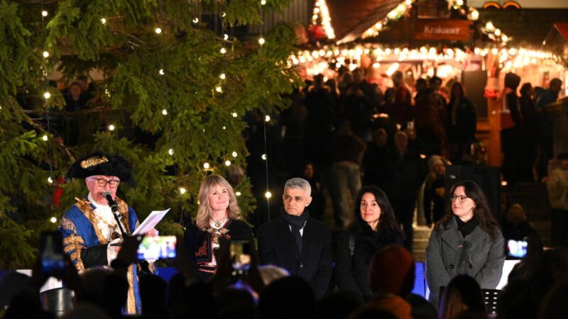 Primarul musulman al Londrei, moment comic la cântat colinde de Crăciun. A „cedat” când a văzut versurile – Video