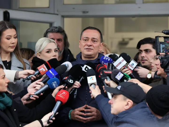 Nimeni nu a văzut detaliul de la mâna lui Daniel Băluță. Ce a avut asupra lui primarul de la Sector 4 în cabina de vot