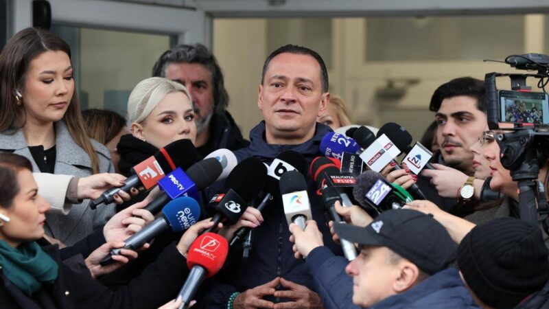 Nimeni nu a văzut detaliul de la mâna lui Daniel Băluță. Ce a avut asupra lui primarul de la Sector 4 în cabina de vot