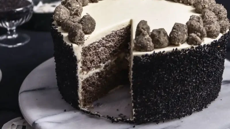 Rețetă de prăjitură cu susan negru și cremă de cocos. E ultima modă în cofetăriile americane