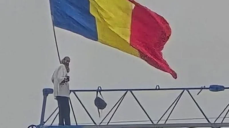 Stegarul Dac a făcut haos la înălțime, de 1 decembrie. Pompierii și echipele de salvare au intervenit în forță