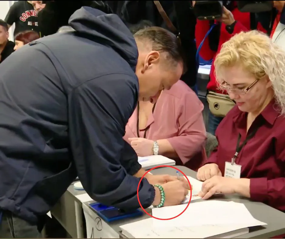 Nimeni nu a văzut detaliul de la mâna lui Daniel Băluță. Ce a avut asupra lui primarul de la Sector 4 în cabina de vot