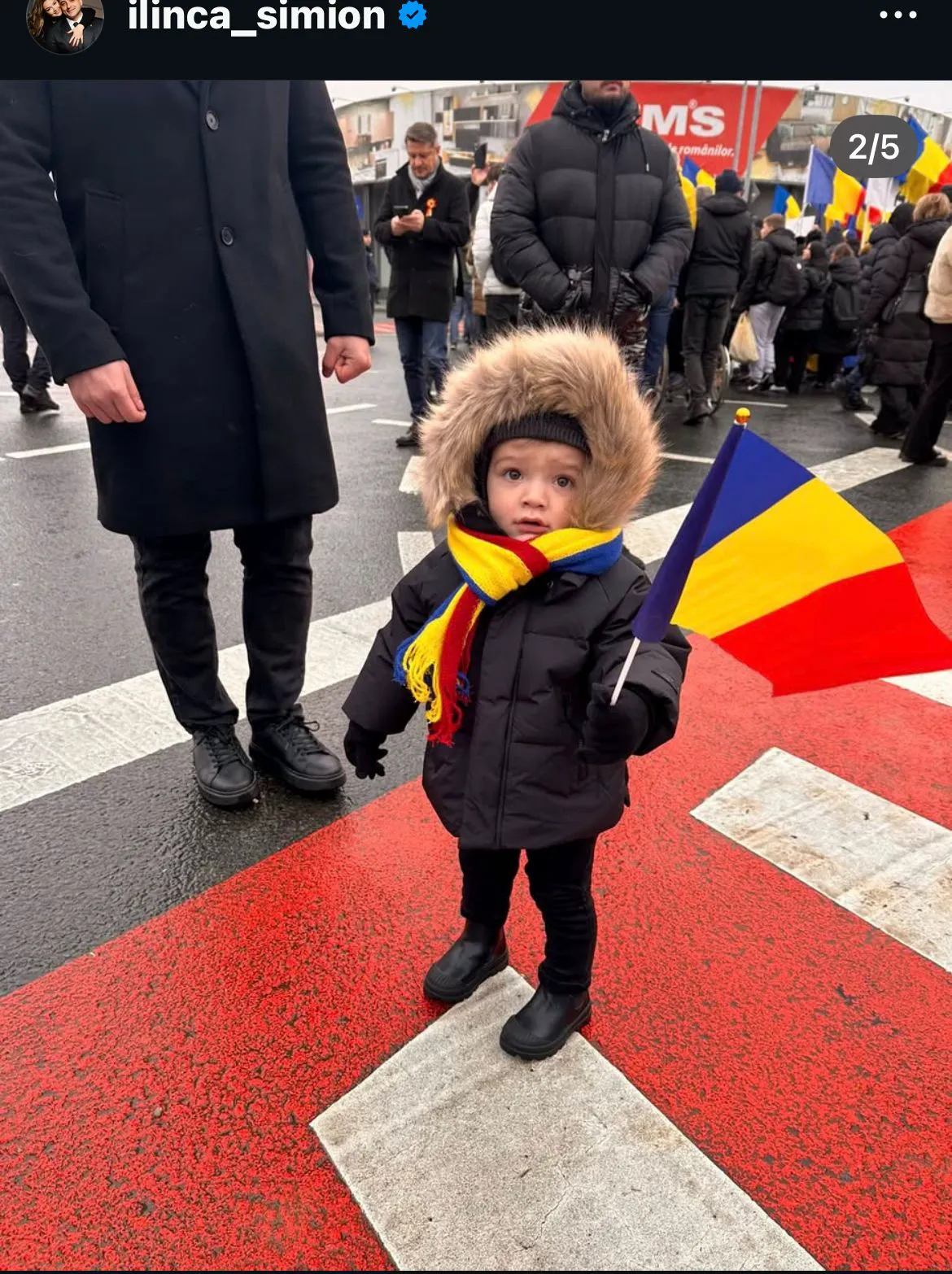 George Simion, la manifestație cu Ilinca și fiul lor. Micuțul de aproape 2 ani a făcut senzație la Alba Iulia