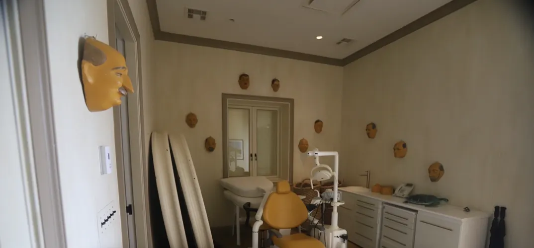 Imagini șocante de pe „Insula Pedofililor”! Ce au găsit anchetatorii în camerele secrete ale lui Jeffrey Epstein 