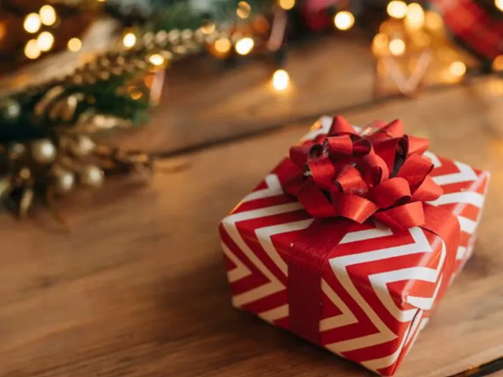 Bancul zilei. Nevastă-mea şi-ar dori de Crăciun ceva de pus la gât… Ce cadou va primi soția
