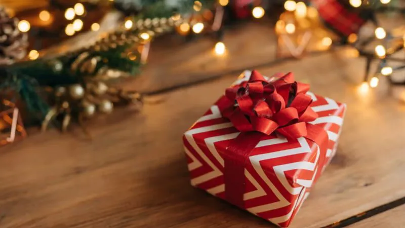 Bancul zilei. Nevastă-mea şi-ar dori de Crăciun ceva de pus la gât… Ce cadou va primi soția