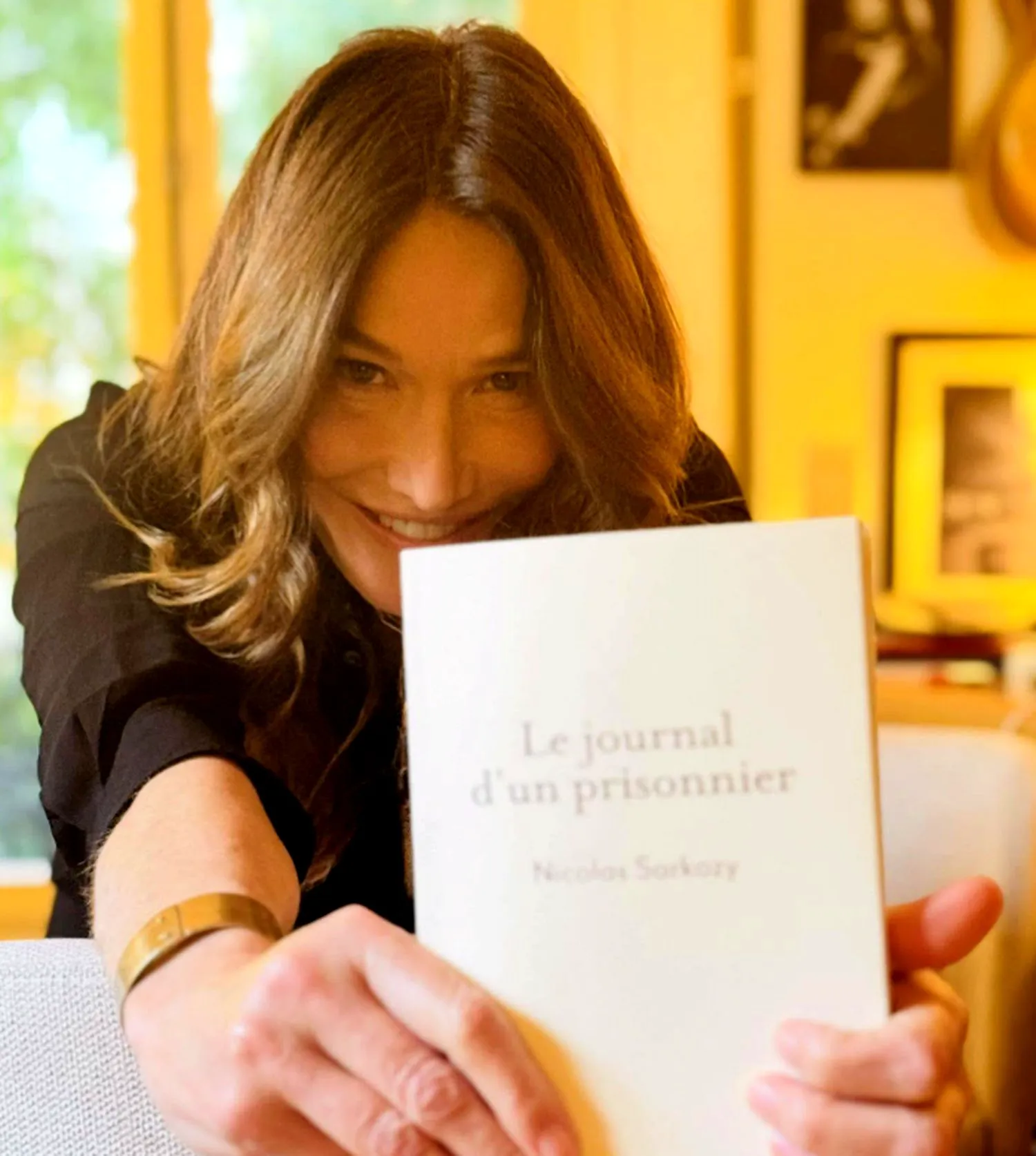 Carla Bruni povestește cum a reușit soțul său să scrie o carte în spatele gratiilor, în doar 20 de zile. Așa și-a salvat sufletul Nicolas Sarkozy