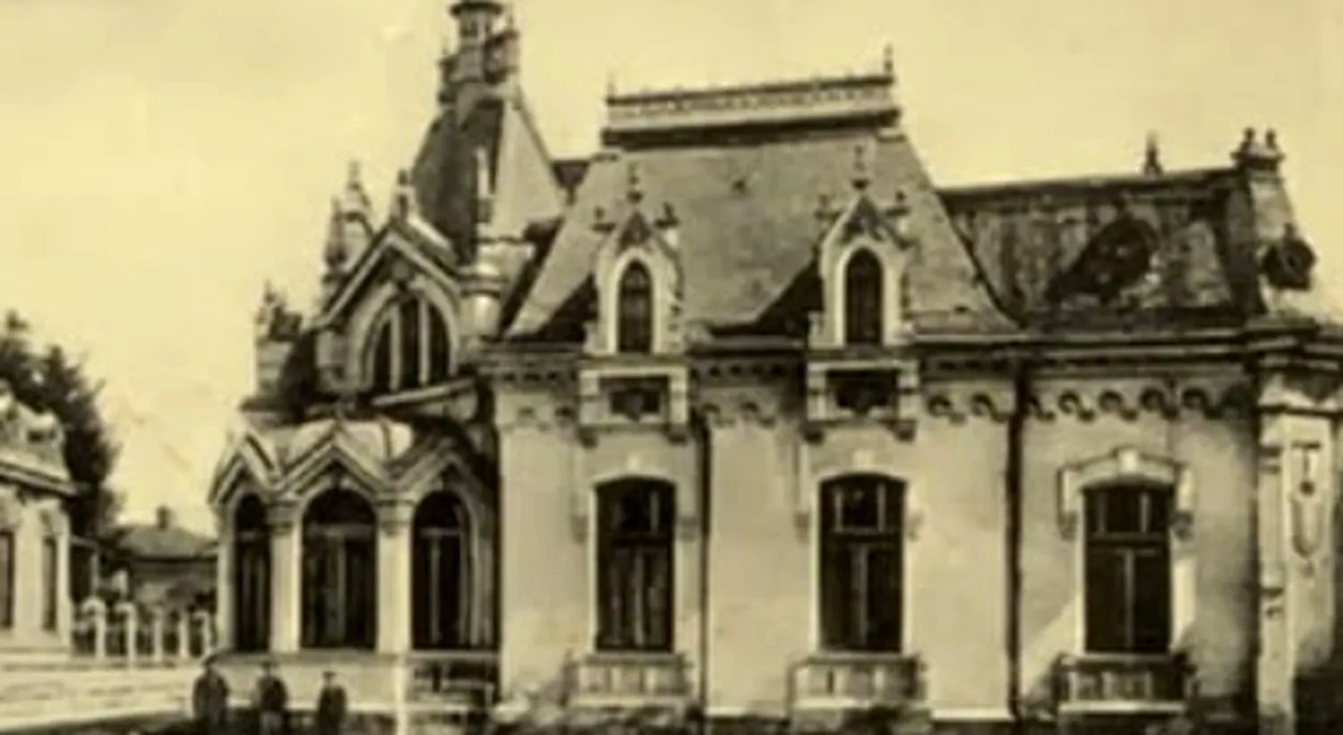 Revelionul a fost sărbătorit pentru prima data în lume în anul 46 î.Hr. Oamenii făceau schimb de cadouri și decorau cu crengi de laur