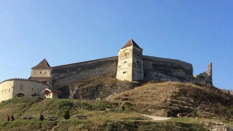 Secretul supraviețuirii Cetății Râșnov a fost o fântână săpată de meșteri timp de 17 ani cu ciocanul și dalta