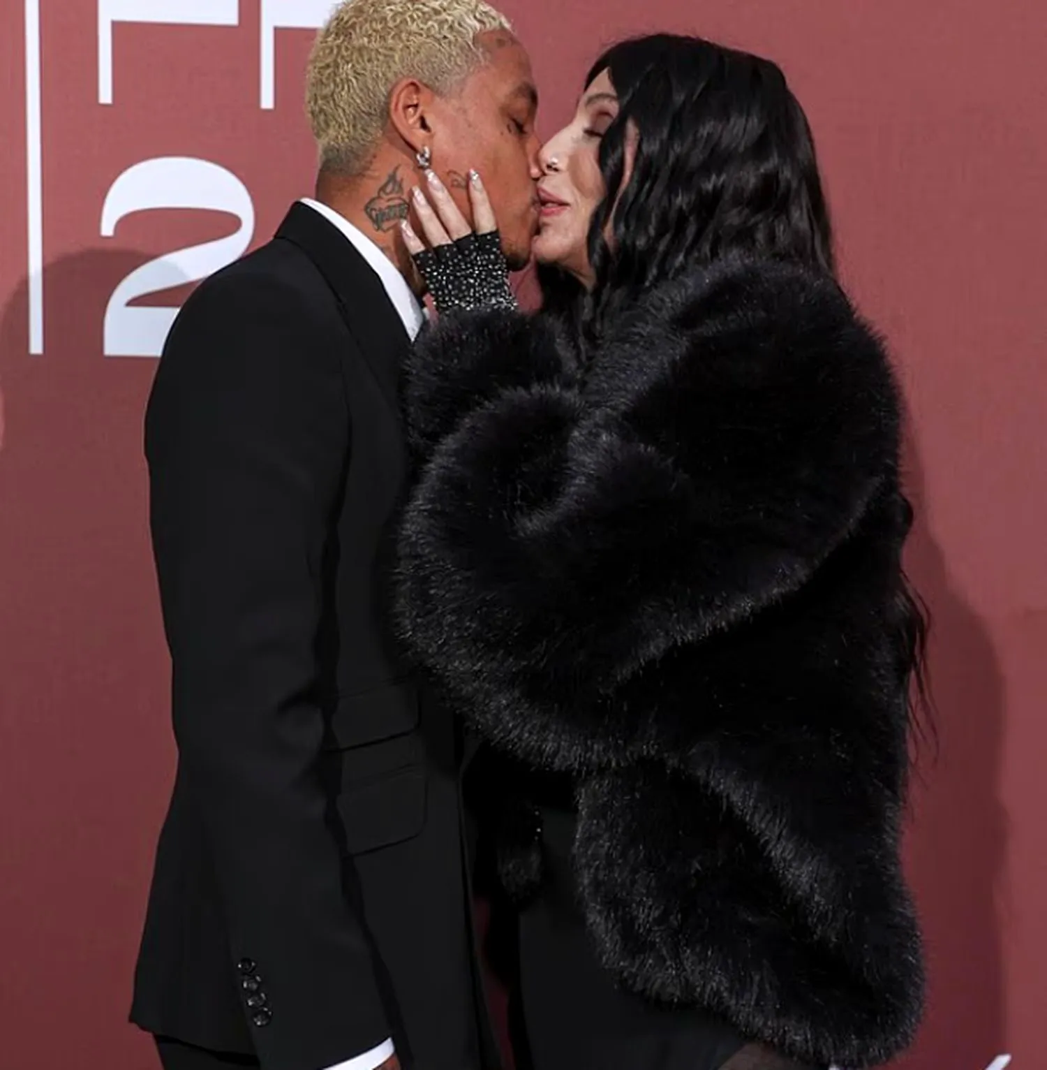 Cher vrea să fie mireasă din nou. Diva ar fi în stare chiar să renunțe la un contract prenupțial pentru a-și păstra iubitul