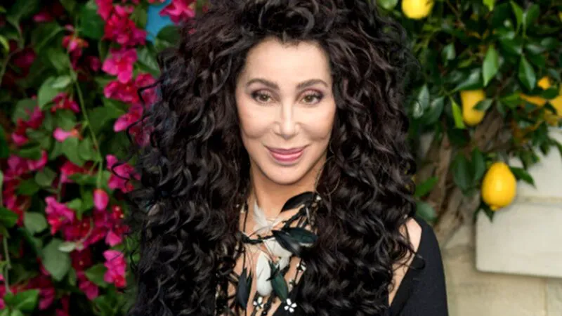 Cher „nu dă doi bani” pe diferența de vârstă dintre ea și iubit. E dispusă să facă orice ca să-l păstreze