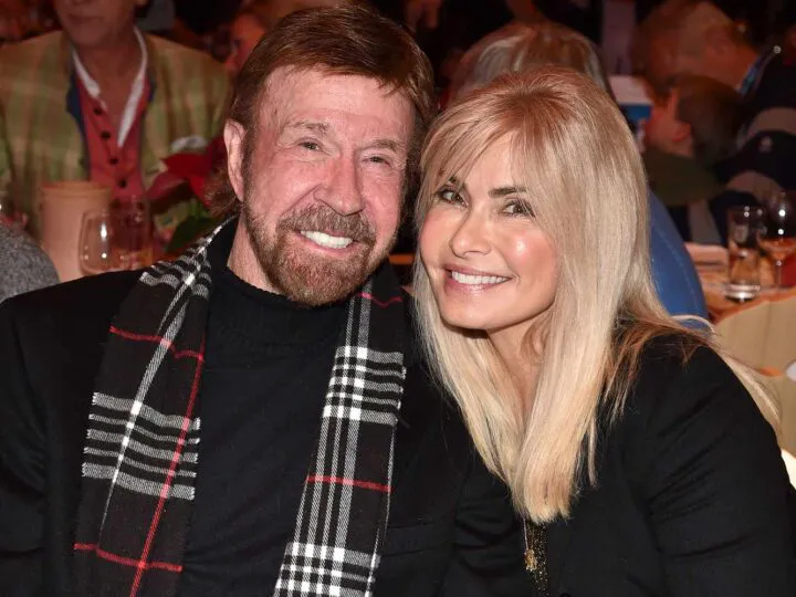 Chuck Norris, dur pe ecran, romantic acasă. Cine e și cu ce se ocupă soția sa