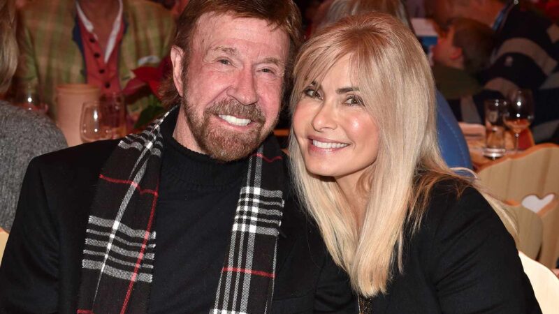 Chuck Norris, dur pe ecran, romantic acasă. Cine e și cu ce se ocupă soția sa