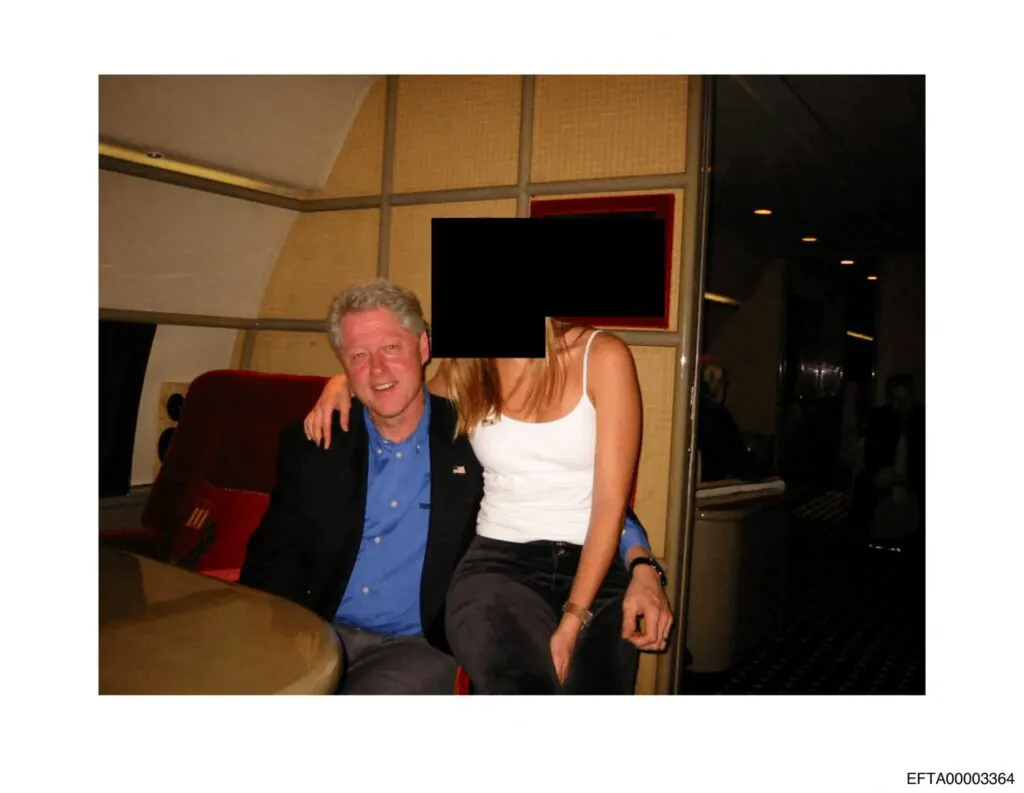 Dosarele Epstein, publice. Apar și fotografii compromițătoare cu Bill Clinton