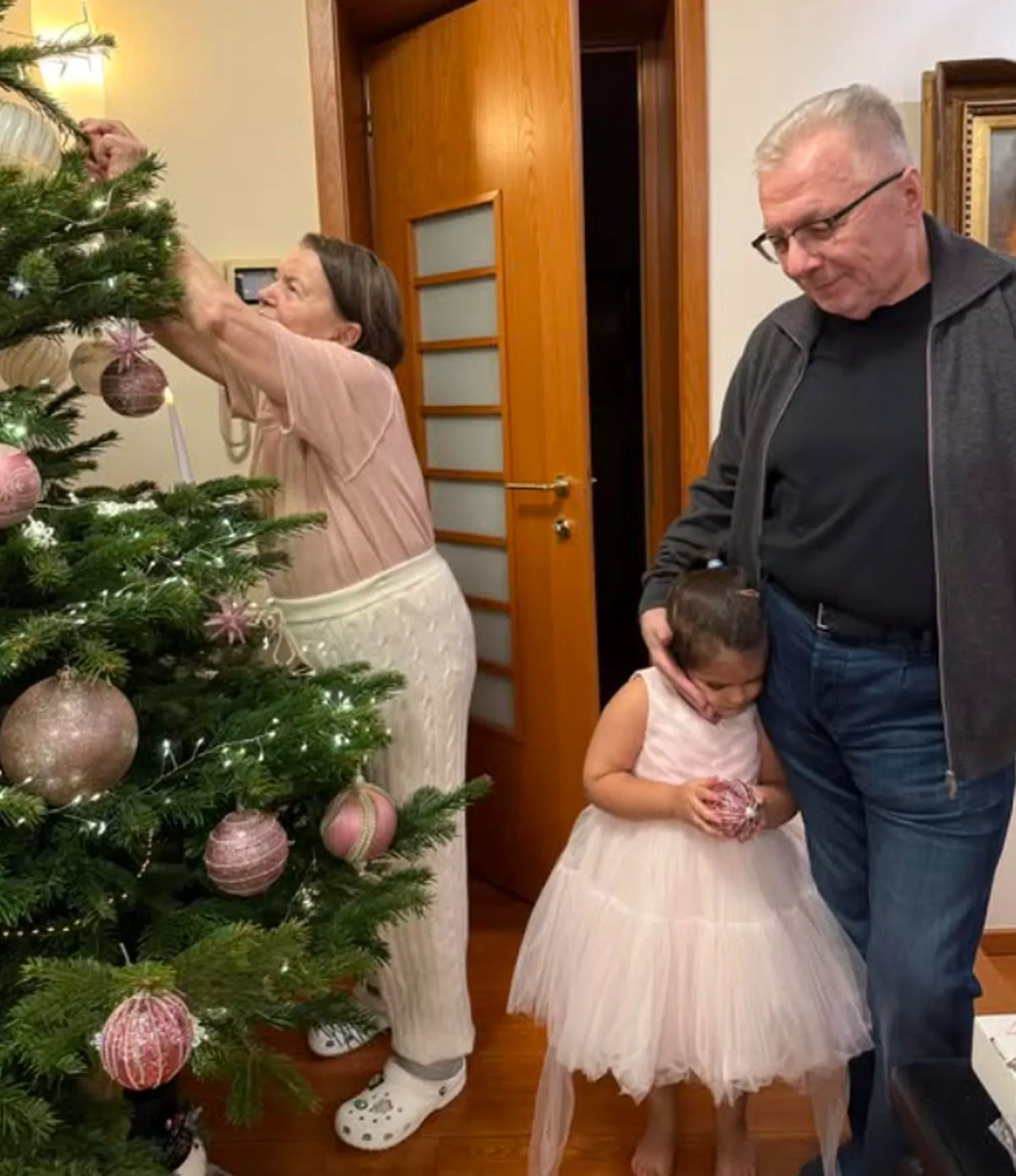 Crăciun sub lumina reflectoarelor. Cum au petrecut vedetele lumii sărbătoarea Nașterii Domnului. Ghiciți cine s-a transformat în Grinch