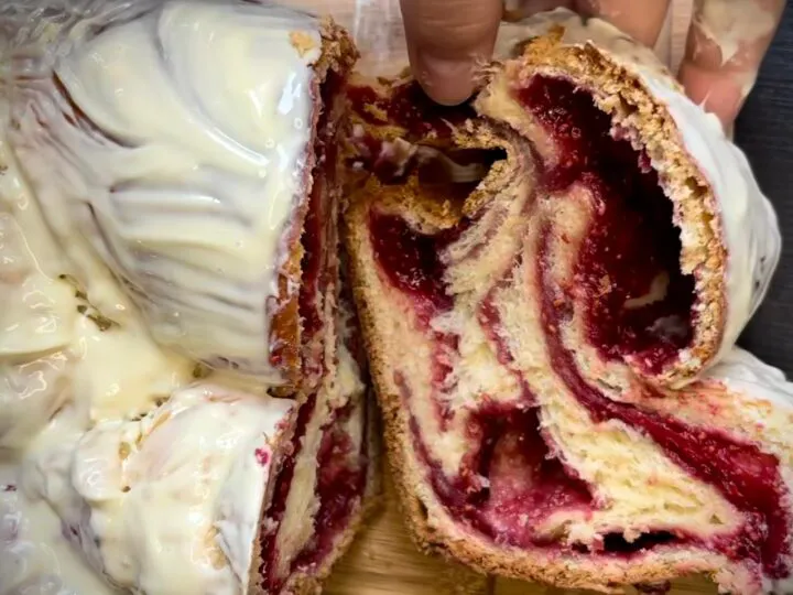 Cozonac cu zmeură, rețeta simplă pe care o poate prepara oricine