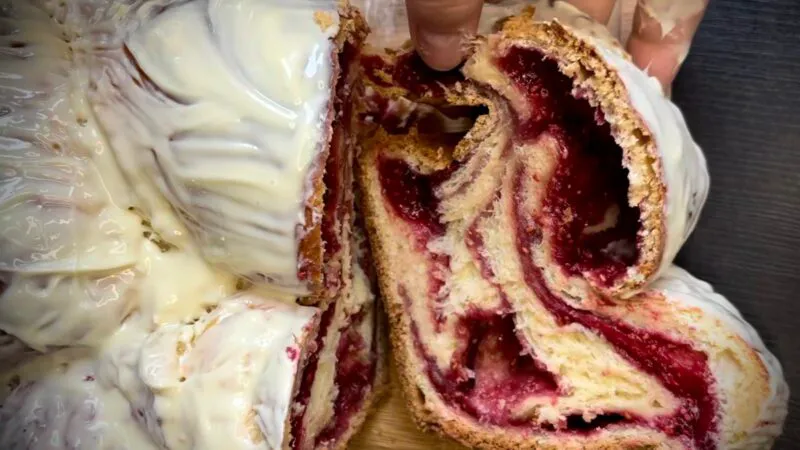 Cozonac cu zmeură, rețeta simplă pe care o poate prepara oricine