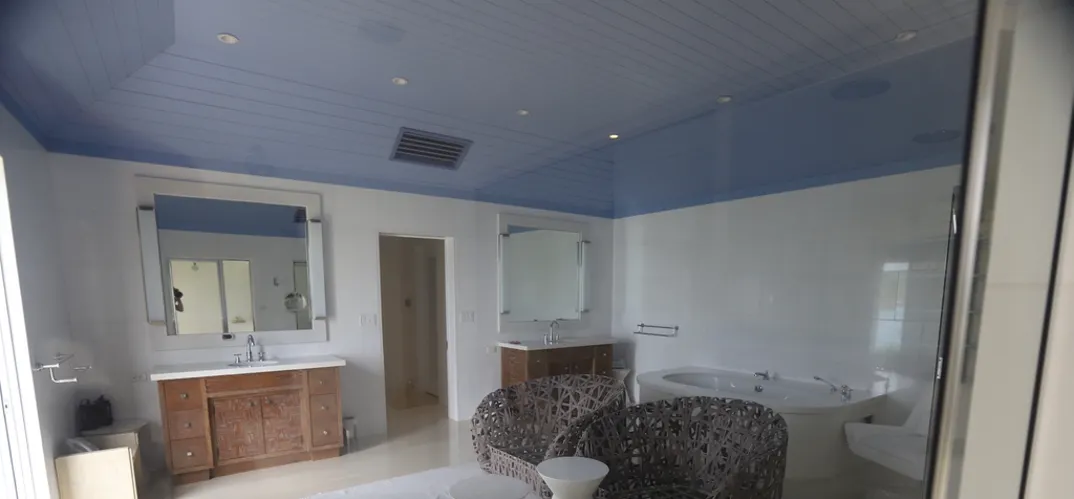 Imagini șocante de pe „Insula Pedofililor”! Ce au găsit anchetatorii în camerele secrete ale lui Jeffrey Epstein 