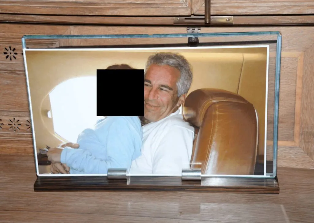 Jeffrey Epstein își satisfăcea poftele perverse cu fetițe foarte mici. Imagini sinistre au fost arătate