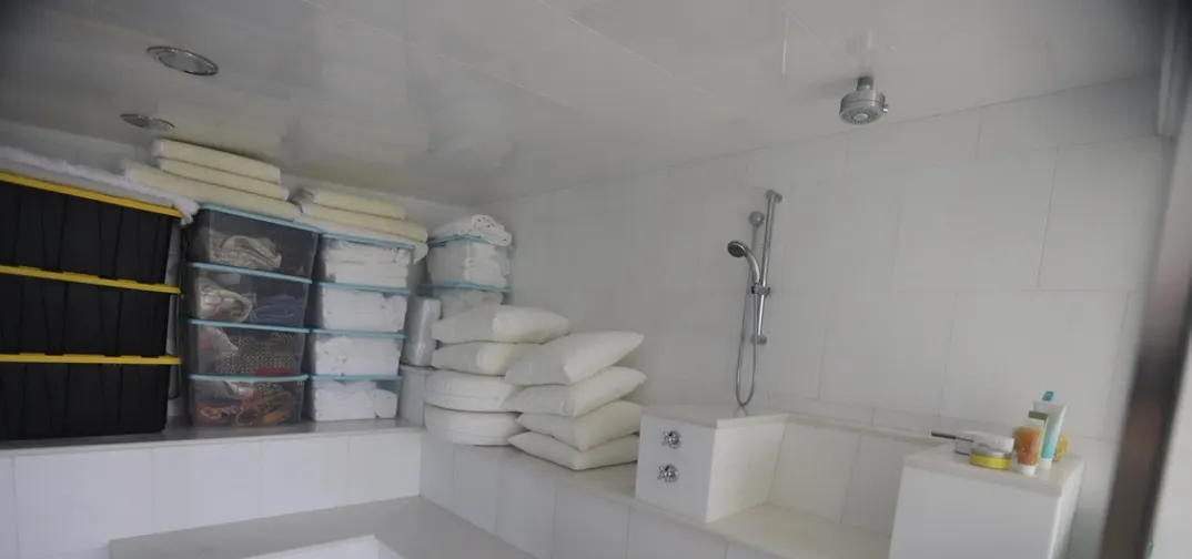 Imagini șocante de pe „Insula Pedofililor”! Ce au găsit anchetatorii în camerele secrete ale lui Jeffrey Epstein 