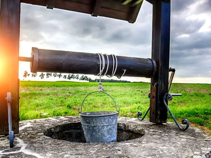 Bancul zilei. Un bătrân cumpără o fântână de la un preot isteț. Ce urmează, e cu adevărat incredibil