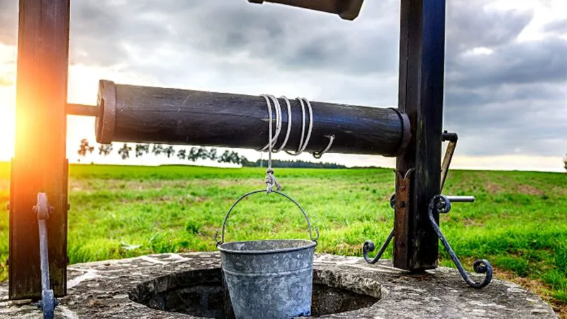 Bancul zilei. Un bătrân cumpără o fântână de la un preot isteț. Ce urmează, e cu adevărat incredibil