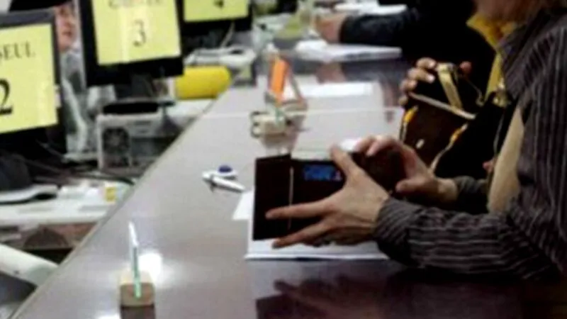 O nouă taxă închide gura românilor. Cine ridică tonul la funcționarii publici, își golește buzunarul