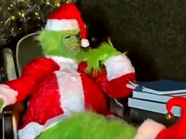 Crăciun sub lumina reflectoarelor. Cum au petrecut vedetele lumii sărbătoarea Nașterii Domnului. Ghiciți cine s-a transformat în Grinch