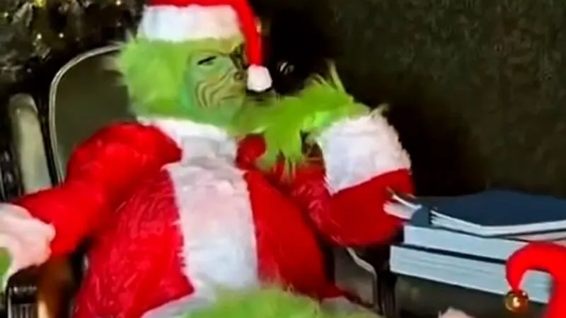 Crăciun sub lumina reflectoarelor. Cum au petrecut vedetele lumii sărbătoarea Nașterii Domnului. Ghiciți cine s-a transformat în Grinch