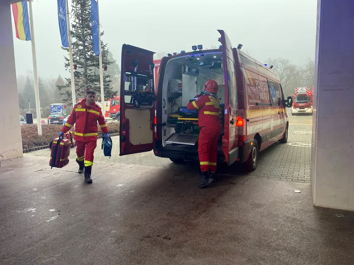 S-a prăbușit tavanul peste oameni într-o piscină a unui hotel din Sibiu. S-au chemat scafandrii