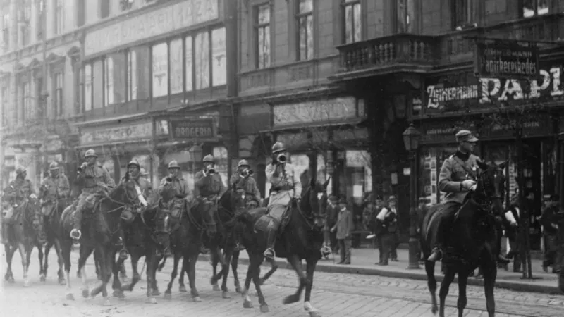 România, subiect de batjocură în Ungaria. I-au făcut o statuie unui american care ar fi pus biciul pe români