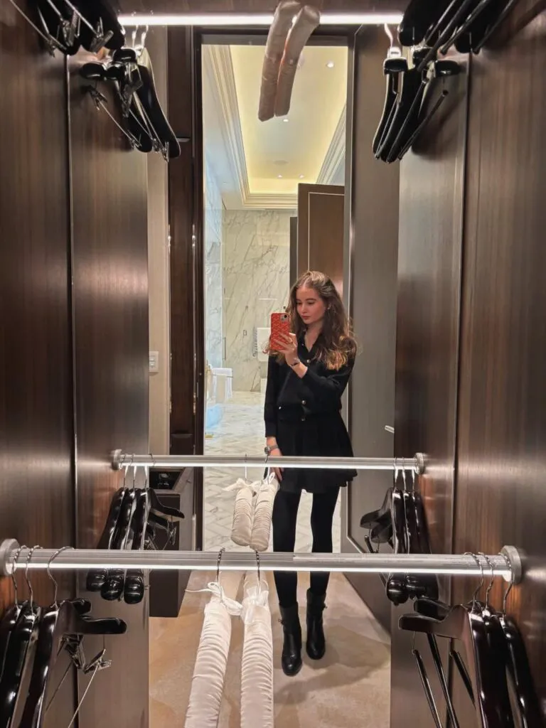 Mr. Pink i-a pus lumea la picioare Irinei Columbeanu. Tatăl vitreg are grijă să o scalde în lux – Imagini uluitoare