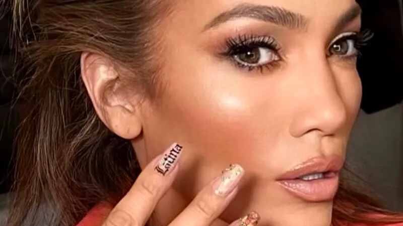 Manichiură fabuloasă pentru iarna 2026. Unghiile preferate ale lui Jennifer Lopez vă scot din anonimat