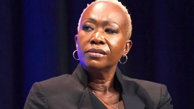 O prezentatoare a publicat un videoclip care sugerează că cea mai populară melodie de Crăciun din SUA ar fi rasistă