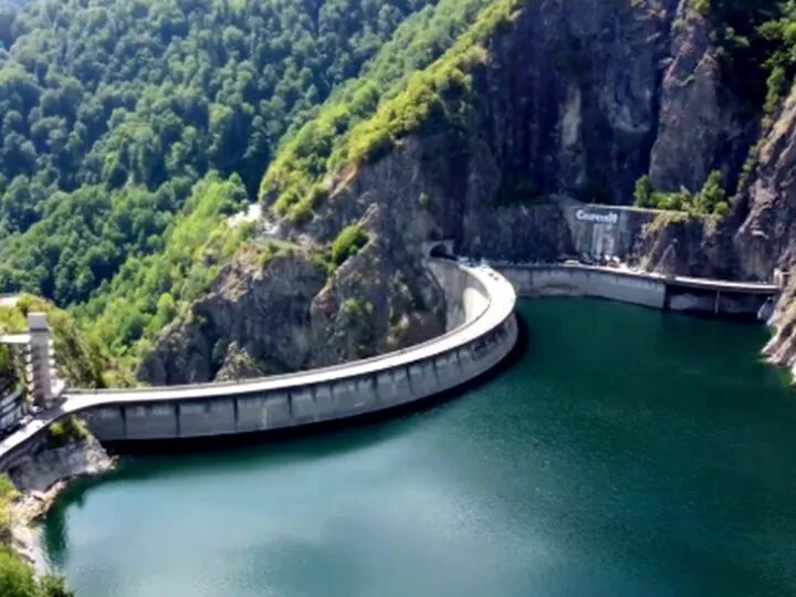 Ce trebuie să știe lumea despre prezența bacteriei Clostridium în apa de la Curtea de Argeș. Dr. Dragoș Șușeanu: „Pentru spălat mâini sau duș riscul e mai mic”