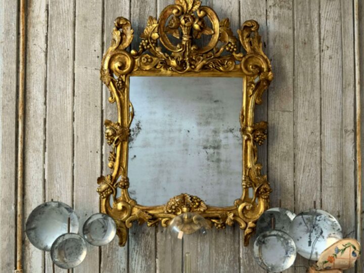 Ce faci, Ioane? M-am angajat la o fabrică de oglinzi. Ce face bărbatul la locul de muncă